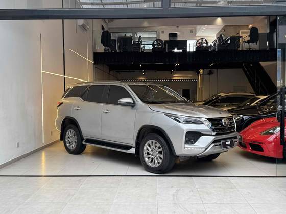 TOYOTA HILUX SW4 2.8 D-4D TURBO DIESEL SRX 7L 4X4 AUTOMÁTICO